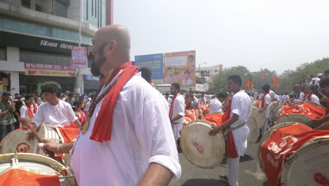 Un-Indio-Con-Atuendo-Tradicional-Tocando-Un-Enorme-Tambor-Conocido-Como-Dhol-Como-Parte-De-La-Procesión-Para-La-Celebración