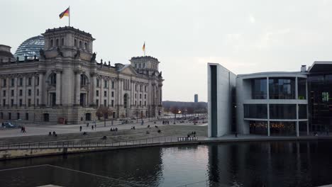 Distrito-Gubernamental-De-Berlín-Con-El-Reichstag-Alemán-En-El-Río-Spree