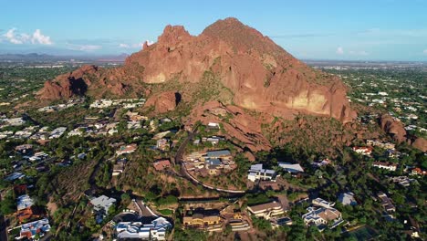 Phoenix,-Arizona-Usa---8-10-2021:-La-Inclinación-Aérea-A-Gran-Altitud-Revela-El-Comienzo-Del-Sendero-Echo-Canyon-En-Camelback-Mountain