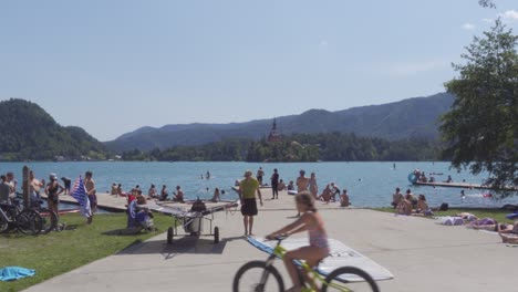 Una-Idílica-Escena-Veraniega-Con-Gente-Disfrutando-De-Sus-Vacaciones-A-Orillas-Del-Lago-Bled