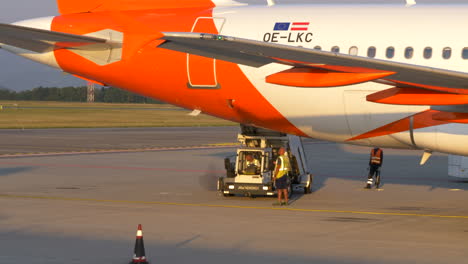 Tripulaciones-De-Tierra-Moviendo-Camión-De-Escalera-En-Un-Avión-En-El-Aeropuerto-De-Bérgamo-En-Italia