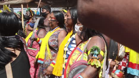Stammesfrauen-Aus-Dem-Amazonas-Regenwald-Halten-Aus-Protest-Symbolische-Waffen-Hoch