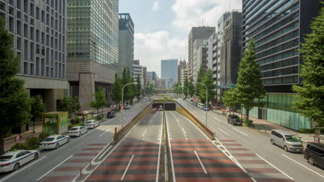 Tráfico-Moviéndose-En-Lapso-De-Tiempo-A-Través-De-La-Calle-Tokio-Cerca-Del-Distrito-De-Ginza