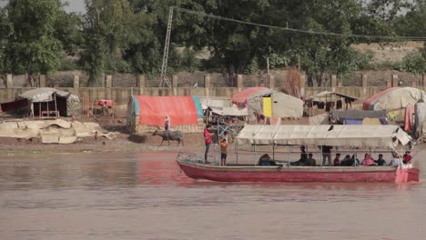 Un-Barco-Que-Transportaba-Gente-En-El-Río-Ravi,-Destino-Turístico-En-Pakistán