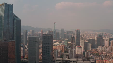 área-Del-Centro-De-Guangzhou-Con-Edificios-De-Oficinas-Y-Apartamentos-En-La-Tarde-En-Un-Día-Soleado