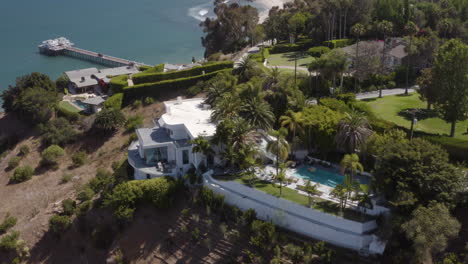 Flug-An-Einem-Herrenhaus-Auf-Einem-Hügel-In-Malibu-Mit-Surfrider-Beach-Und-Dem-Malibu-Pier-Im-Hintergrund