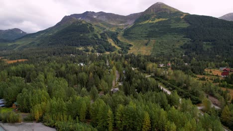 Luftaufnahme-Des-Schneebedeckten-Skibergs-Alyeska