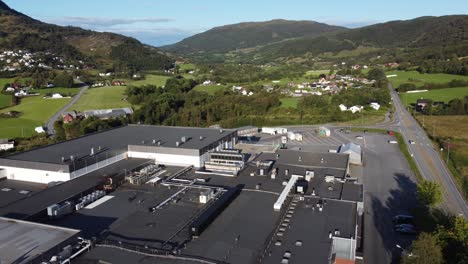 Matadero-Fatland-En-Olen-Noruega---Antena-Que-Muestra-El-Exterior-De-Las-Instalaciones-De-Producción-De-Carne-Durante-La-Tarde-Soleada---Noruega