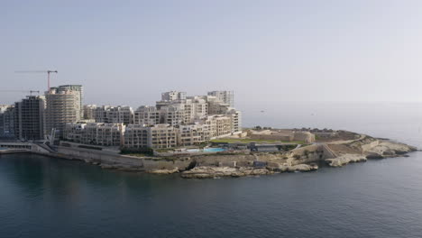 Complejo-De-Apartamentos-En-Una-Pequeña-Península-En-La-Ciudad-De-Valletta,-Malta,-Antena
