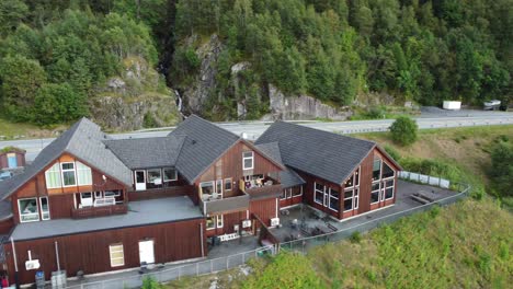 Åkrafjordtunet-–-Luftaufnahme-Von-Unterkünften-Und-Restaurants-Mit-Der-Straße-E134-Im-Hintergrund-–-Norwegen