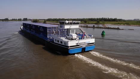 Rückansicht-Des-Niederländischen-Binnenschiffs-Den-Bosch-Max-Blauw,-Das-Im-Trüben-Fluss-Fährt