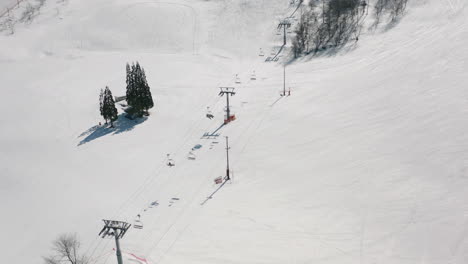 Estación-De-Esquí-Okuhida-Hirayu-Con-Transportador-De-Esquí-En-Montañas-Nevadas-En-Gifu-Japón