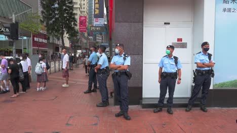 Polizeibeamte-Stehen-Wache,-Als-Die-Regierung-Die-Jährliche-Mahnwache-Bei-Kerzenlicht-Im-Victoria-Park-Anlässlich-Des-Massakers-Auf-Dem-Platz-Des-Himmlischen-Friedens-1989-In-Hongkong-Verbot