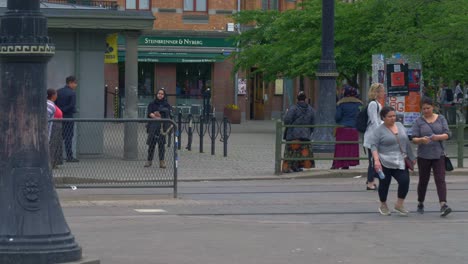 Gente-Cruzando-La-Calle-En-La-Ciudad-Comercial-De-Gotemburgo-Con-Turistas-Cruzando-La-Calle