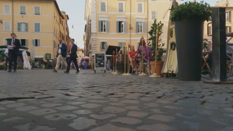 Traditional-local-Roman-restaurants-at-famous-Campo-de-Fiori-square-in-Rome,-Italy