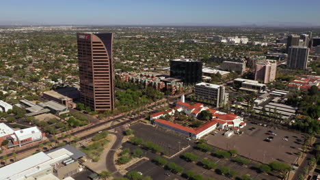 Vista-Aérea-De-La-Torre-Bmo-Y-La-Iglesia-Metodista-Unida-Central-Durante-El-Día-En-Phoenix,-Arizona,-Estados-Unidos