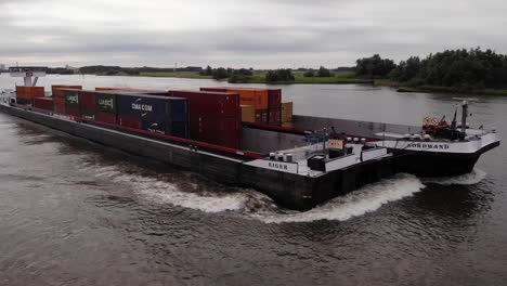 Luftaufnahme-Eines-Frachtcontainerschiffs,-Das-Entlang-Des-Flusses-Oude-Maas-Fährt