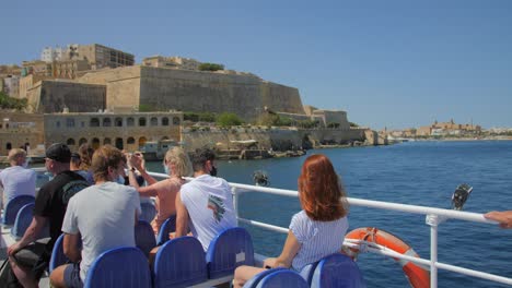 Touristen-Auf-Der-Fähre-Von-Sliema-Nach-Valletta-Auf-Der-Durchreise-Durch-Die-Alte-Hauptstadt-Valleta-Auf-Malta