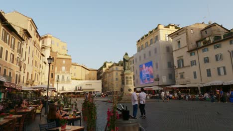 Restaurantes-Romanos-Locales-Tradicionales-En-La-Plaza-Campo-De-Fiori-En-Roma,-Italia