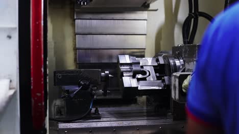 4K-video-footage-of-full-5-axis-Spinner-U630-machine