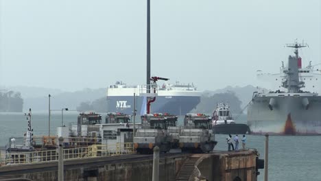 Schiffe-Bereiten-Sich-Auf-Die-Einfahrt-In-Die-Gatun-Schleusen-Vor,-Transitprozess-Durch-Den-Panamakanal