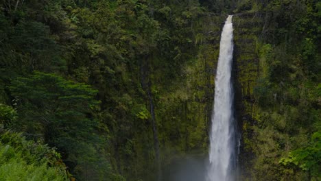 Ein-Wasserfall-Lässt-Tonnen-Von-Frischem-Regenwasser-Von-Einer-Hohen-Klippe-Im-Hawaiianischen-Dschungel-Fallen