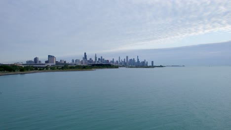 Skyline-Der-Innenstadt-Von-Arial-Chicago-über-Dem-See