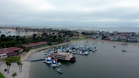 Drone-View-Of-Bahia-Resort-Hotel-And-Bahia-Belle-Cruises-In-San-Diego,-California-With-Overcast