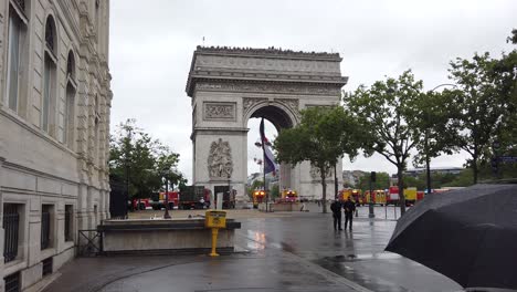 Aufnahme-Des-Arc-De-Triomphe-Mit-Feuerwehrautos-Während-Der-Militärparade-Zum-Nationalfeiertag-Am-14.-Juli,-Paris,-Frankreich