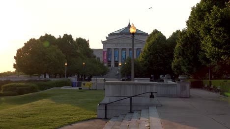 Amanecer-De-La-Mañana-En-El-Parque-De-La-Ciudad-Fuera-Del-Museo