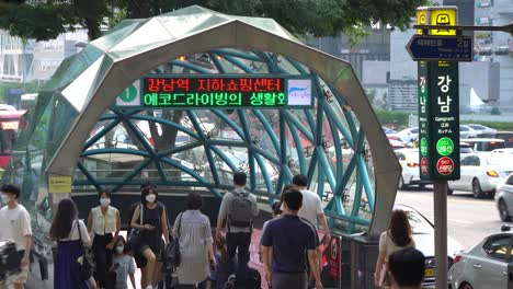 U-Bahn-Station-Gangnam,-Ausgang-1-Südkorea-–-Menschen-Mit-Schützenden-Gesichtsmasken-Betreten-Und-Verlassen-Die-U-Bahn-Während-Der-Covid-19-Corona-Virus-Pandemie-–-28.-Juli-2021