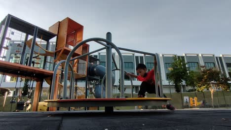 Parque-Infantil-Moderno-Al-Aire-Libre-En-El-Parque-Público