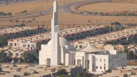 Masjid-E-Sarwar-Con-Hileras-De-Casas-Al-Fondo-En-La-Ciudad-De-Bahria,-Karachi