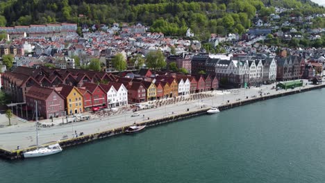 Bryggen,-Patrimonio-Mundial-De-La-Unesco,-En-Bergen,-Noruega---Acercamiento-Aéreo