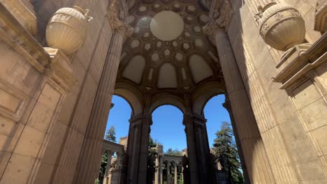 Tilt-Shot-of-Tourist-Enjoying-a-Day-at-the-Historical-Landmark-Palace-of-Fine-Arts-in-San-Francisco,-California