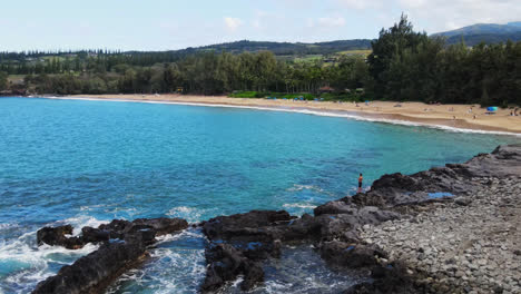 Drone-hovering-over-a-lagoon-at-Makaluapuna-Point-in-Maui,-Hawaii