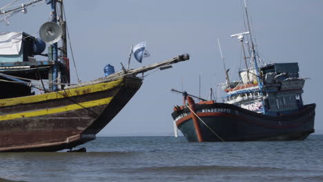 Zwei-Fischertrawler-Parkten-An-Einem-Sonnigen-Tag-Auf-Dem-Wasser-Des-Meeres