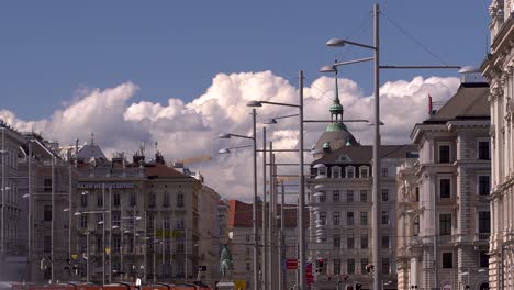 Arquitectura-Típica-De-Viena-Central-Contra-El-Cielo-Azul-Con-Nubes