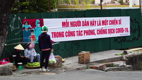 Street-vendors-next-to-Da-Lat-market-during-fourth-covid-outbreak,-Vietnam
