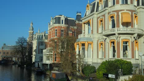 Mansiones-Históricas-En-La-Vista-Del-Canal-Desde-El-Puente-Museumbrug-En-Amsterdam,-Países-Bajos