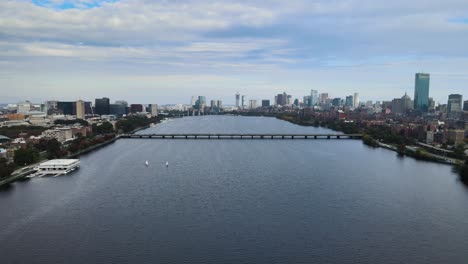 Vista-Aérea-De-Drones-Hacia-El-Puente-De-Harvard-En-El-Río-Charles-En-Boston,-Estados-Unidos