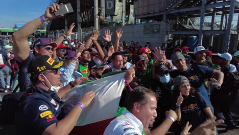 Gruppe-Mexikanischer-Fans,-Die-Das-Podium-Von-Sergio-Checo-Perez-Beim-F1-GP-Grand-Prix-In-Mexiko-Stadt-Anfeuern