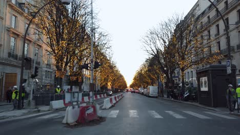 Aufnahme-Einer-Fahrt-Auf-Der-Avenue-Montaigne-In-Der-Nähe-Der-Champs-Élysées-Mit-Eingeschalteten-Weihnachtslichtern,-Ende-Des-Tages,-Paris,-Frankreich