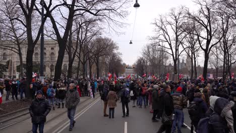 Spaziergang-Durch-Eine-Riesige-Menschenmenge-Bei-Protesten-Gegen-Corona-Maßnahmen-In-Wien