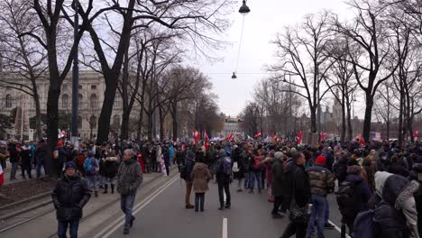 Caminando-A-Través-De-Una-Multitud-Masiva-En-Las-Protestas-Contra-Las-Medidas-Contra-La-Corona-En-Viena