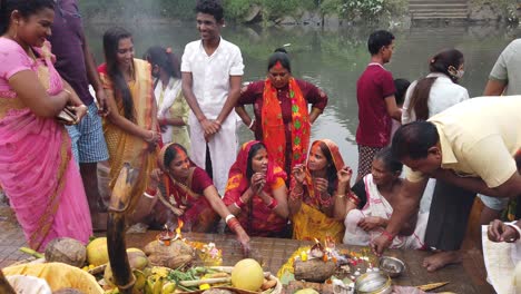 Aufnahme-Der-Menschen,-Die-Hinduistische-Rituale-Während-Haldi-In-Der-Nähe-Der-Wasserstufen-Des-Ganga-Flusses-In-Kalkutta-Durchführen