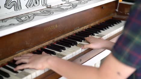 Erwachsener-Spielt-Klassisches-Klaviersolo