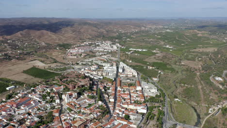 Vista-Panorámica-De-La-Ciudad-Y-El-Municipio-De-Silves-En-La-Región-Portuguesa-Del-Algarve,-Portugal---Toma-Aérea-De-Drones