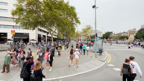 Camine-Por-El-Centro-De-Barcelona-Con-Un-Cardán-Caminando-Hacia-Adelante-Por-El-Camino-Peatonal