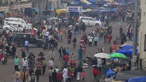 Blick-Von-Oben-Auf-Eine-überfüllte-Und-Belebte-Straße-In-Der-Stadt-Puri-In-Indien